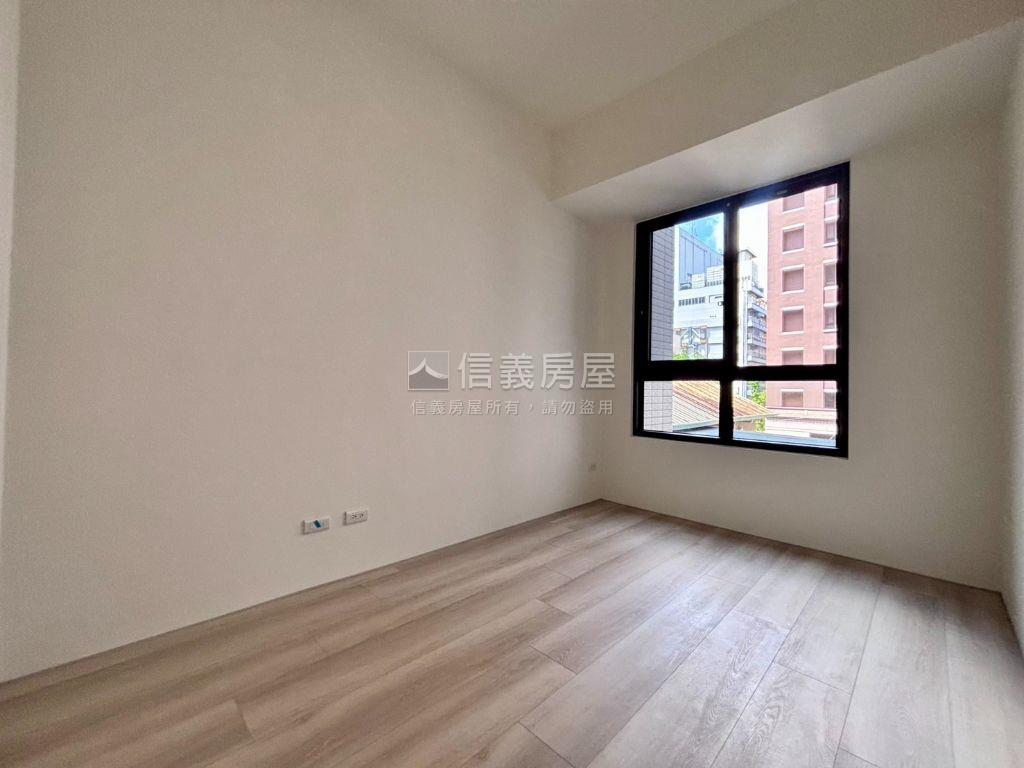 ＤＥ左岸２房車位全新交屋房屋室內格局與周邊環境