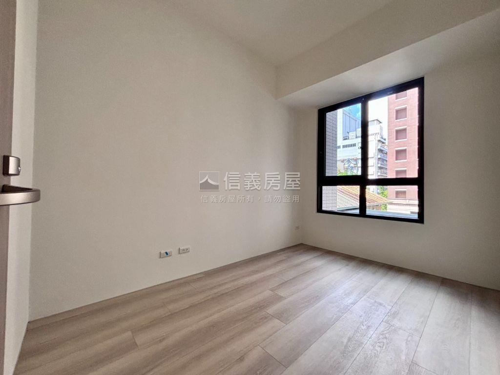 ＤＥ左岸２房車位全新交屋房屋室內格局與周邊環境