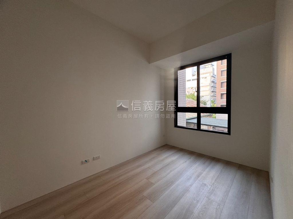 ＤＥ左岸２房車位全新交屋房屋室內格局與周邊環境