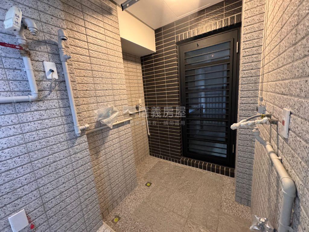 ＤＥ左岸２房車位全新交屋房屋室內格局與周邊環境