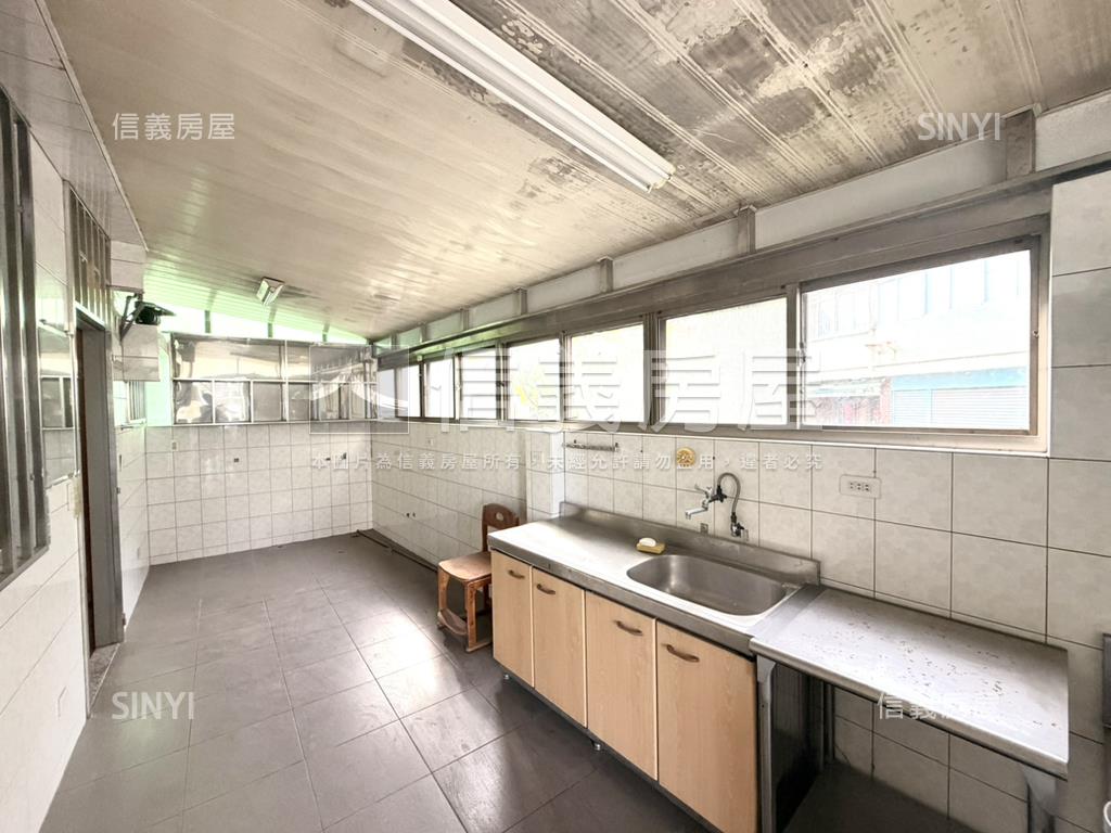麻豆市區大地坪邊間三車墅房屋室內格局與周邊環境