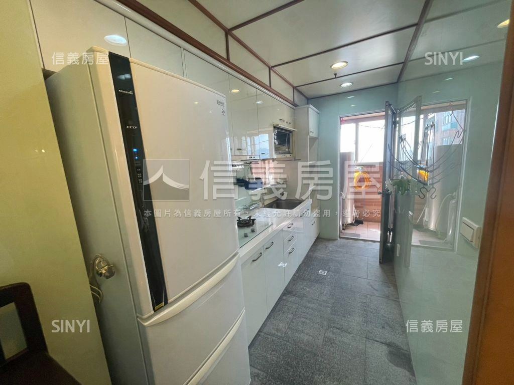名峰天下景觀三房坡平車位房屋室內格局與周邊環境