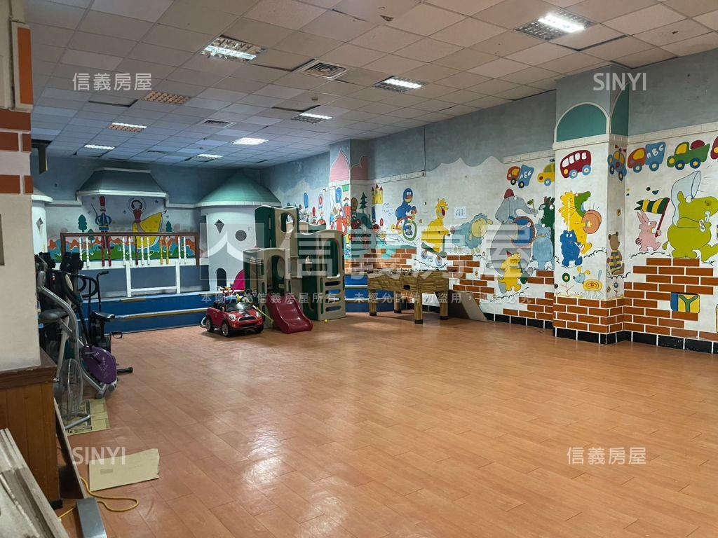 名峰天下景觀三房坡平車位房屋室內格局與周邊環境