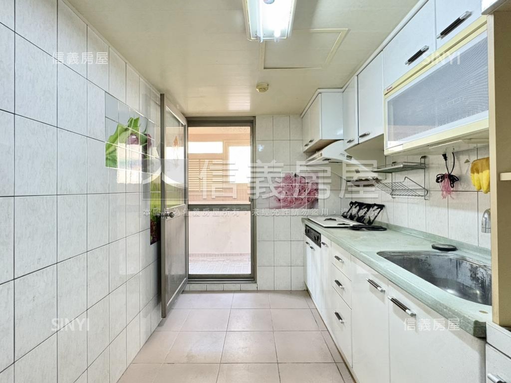 北區雙陽台方正大三房平車房屋室內格局與周邊環境