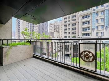 國泰層峰氣勢磅礡