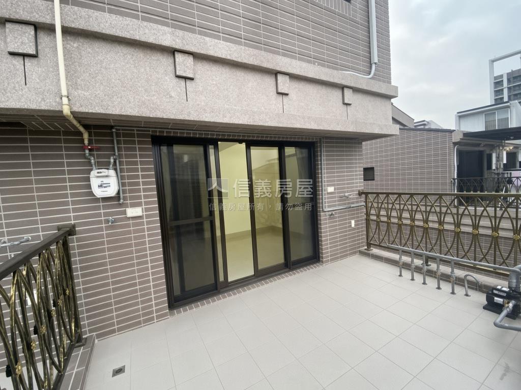 新紐約Ⅱ臨路邊間美墅房屋室內格局與周邊環境