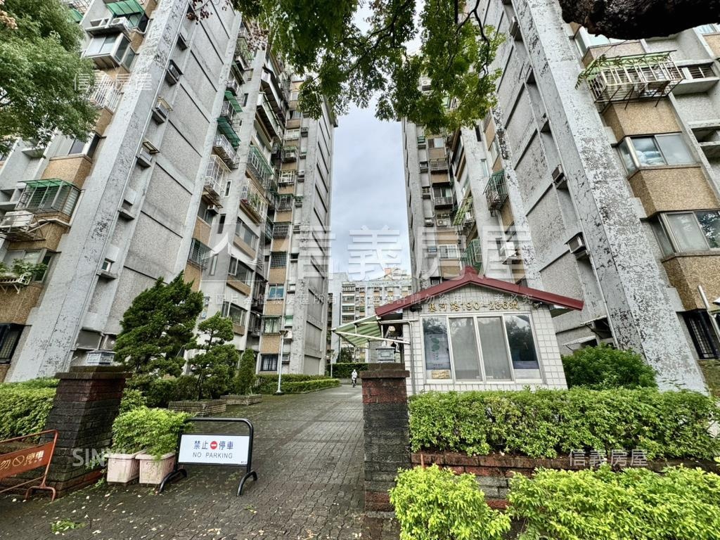 公教住宅電梯美三房車位房屋室內格局與周邊環境