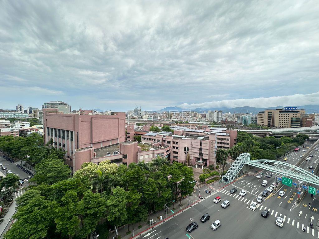 專任新寶帷幕高樓美景房屋室內格局與周邊環境