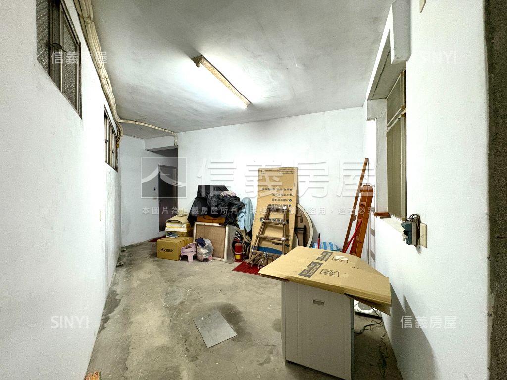 近捷運豪華都更題材一樓房屋室內格局與周邊環境