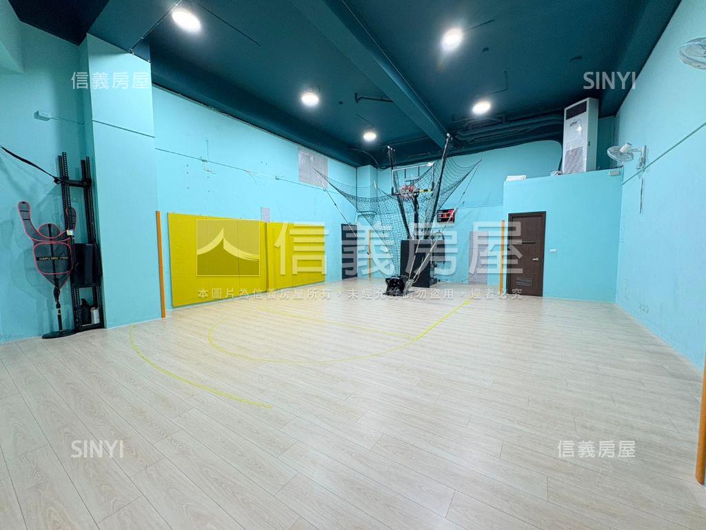 來打球！八米寬店面房屋室內格局與周邊環境