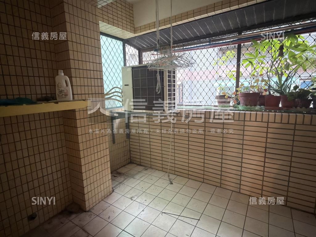 科技捷運台銀華廈有車位停房屋室內格局與周邊環境