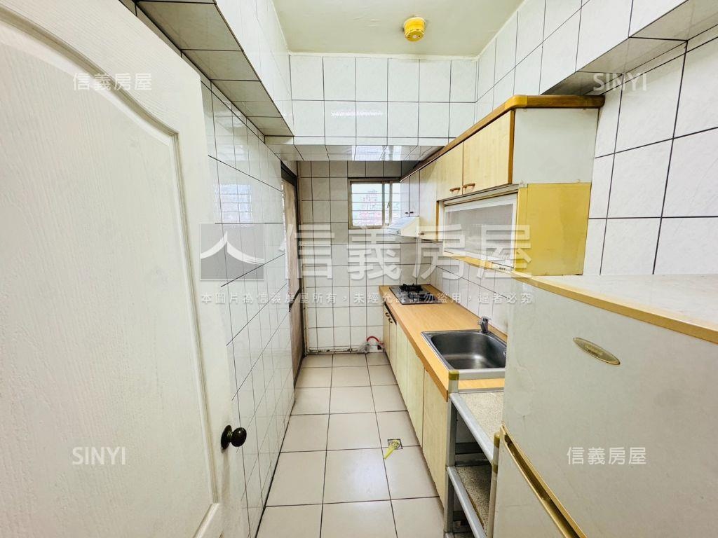 文華高中旁２房休旅車位房屋室內格局與周邊環境