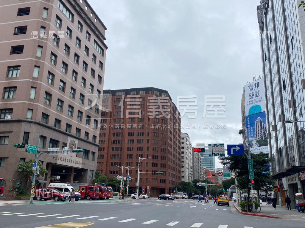 大馬路三角窗全家便利商店房屋室內格局與周邊環境