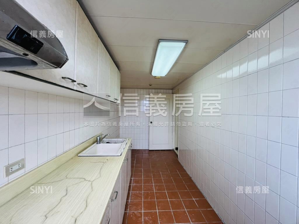 國泰新都三房車位房屋室內格局與周邊環境