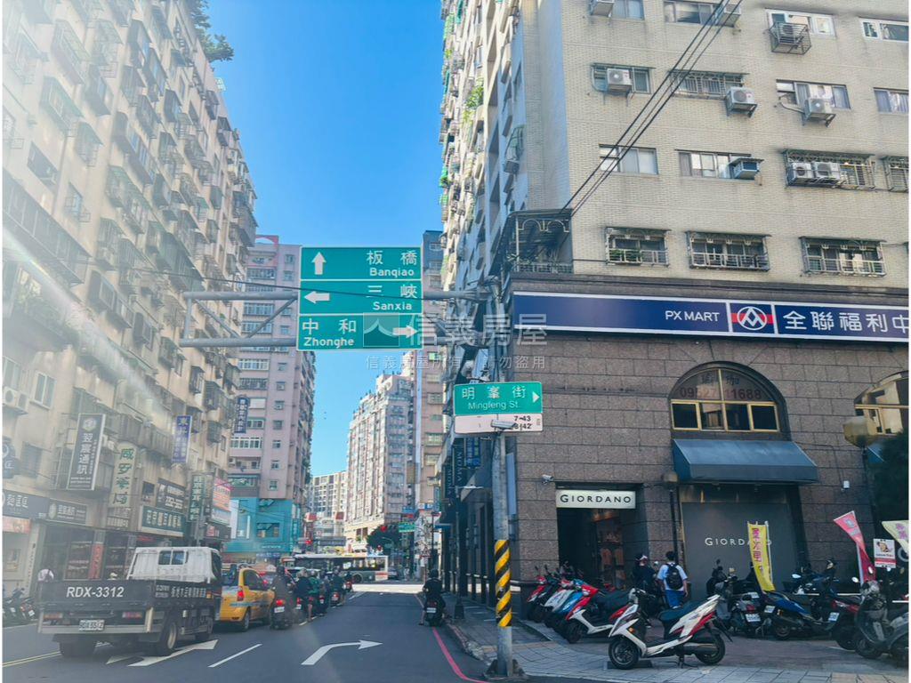 紅布朗三房加車位可賞屋房屋室內格局與周邊環境