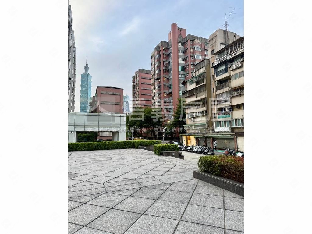 信義紅線捷運邊間華廈三房房屋室內格局與周邊環境