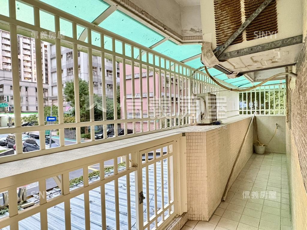 信義紅線捷運邊間華廈三房房屋室內格局與周邊環境