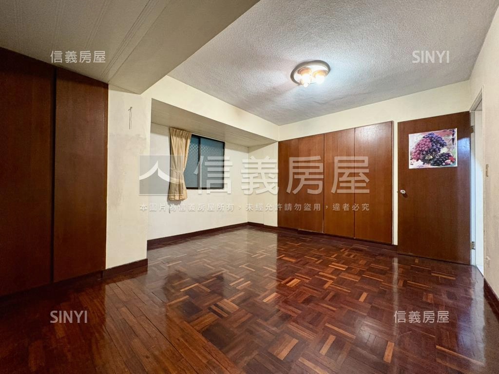 信義紅線捷運邊間華廈三房房屋室內格局與周邊環境