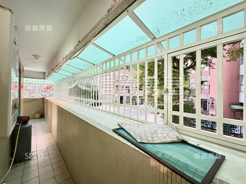 信義紅線捷運邊間華廈三房房屋室內格局與周邊環境