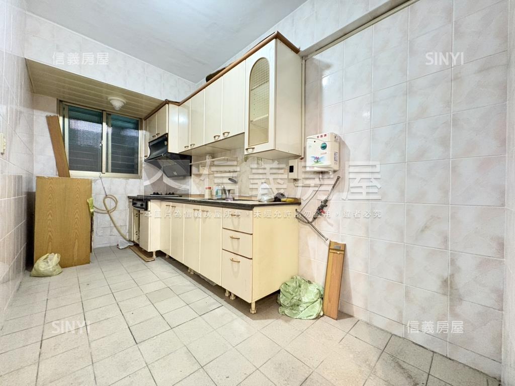 信義紅線捷運邊間華廈三房房屋室內格局與周邊環境