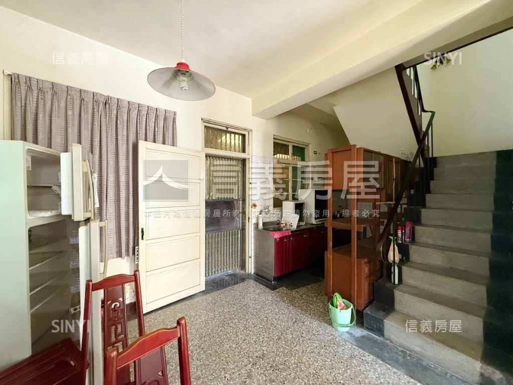 專任國美館大面寬活路透天房屋室內格局與周邊環境