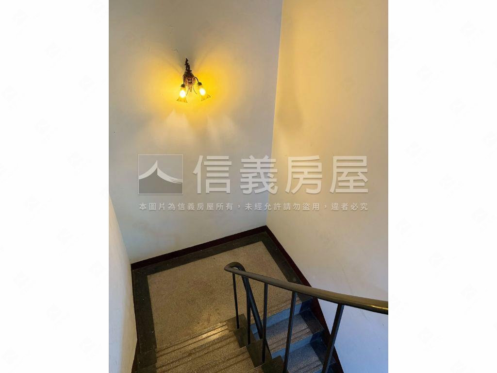 專任國美館大面寬活路透天房屋室內格局與周邊環境