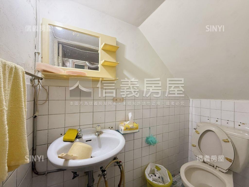 專任國美館大面寬活路透天房屋室內格局與周邊環境