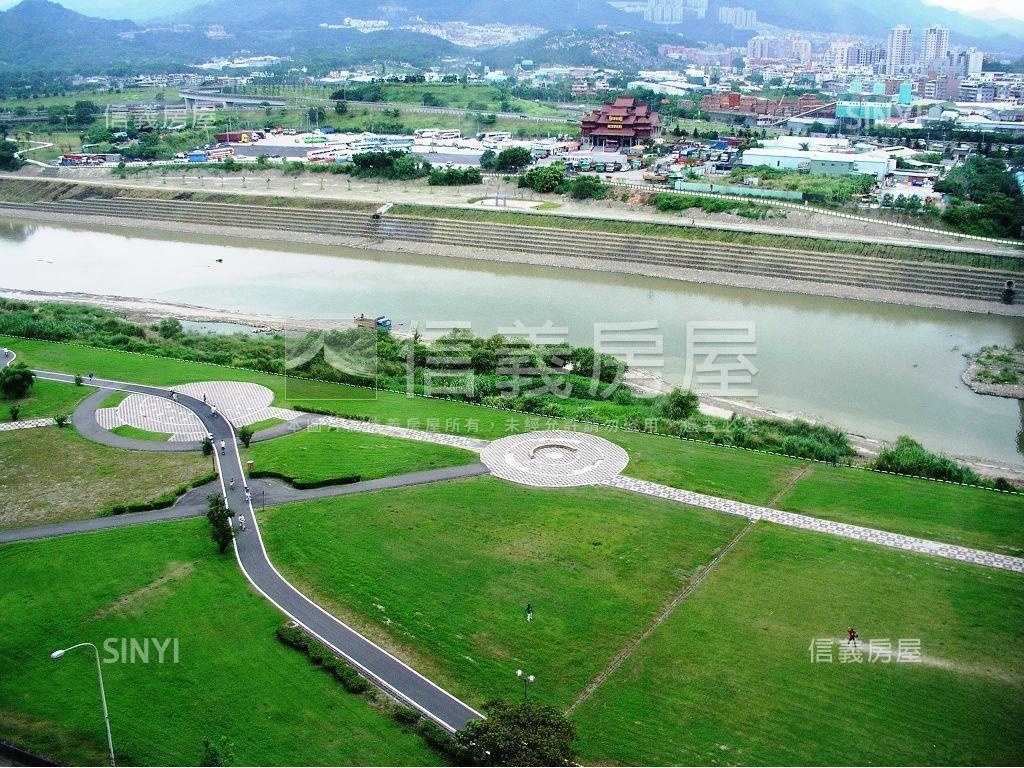 中央一邸獨戶三房平車房屋室內格局與周邊環境