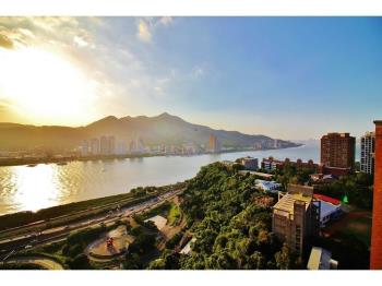 河畔高樓富貴金雞母