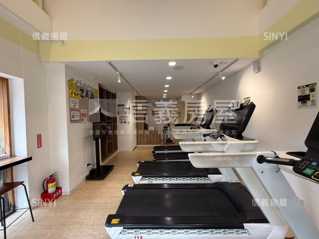 南屯八期顯眼吃市角間透店房屋室內格局與周邊環境
