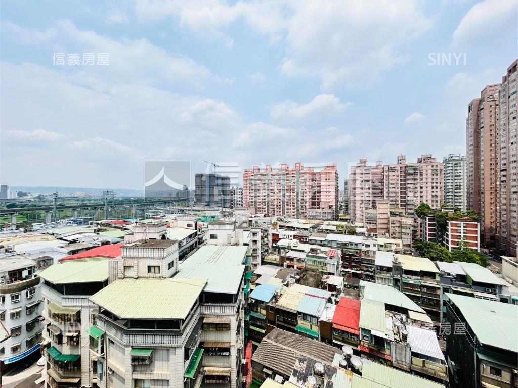 近捷運明亮三房車位房屋室內格局與周邊環境