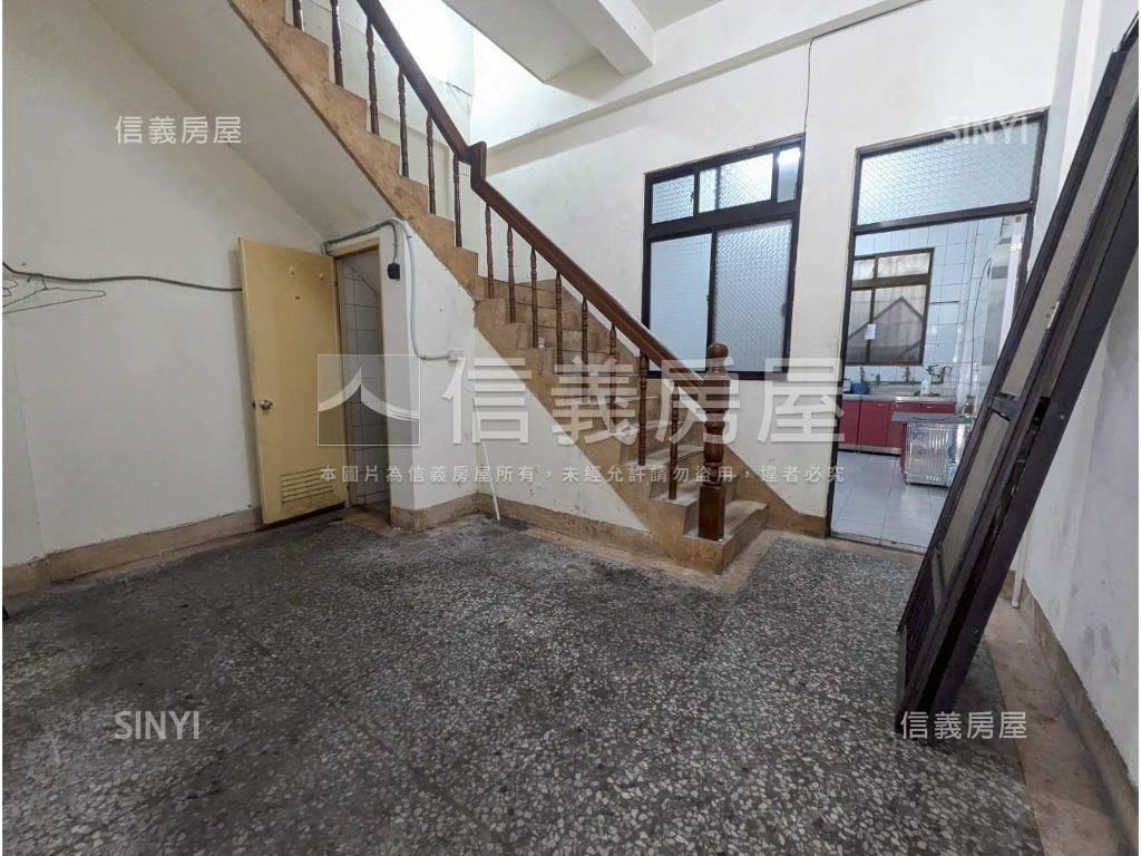 近立新國小臨路透天房屋室內格局與周邊環境