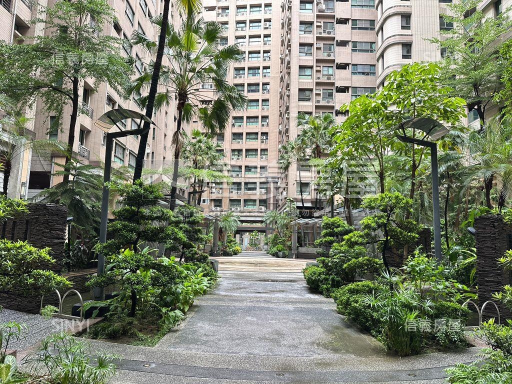 陽光首排綠景三房車位房屋室內格局與周邊環境