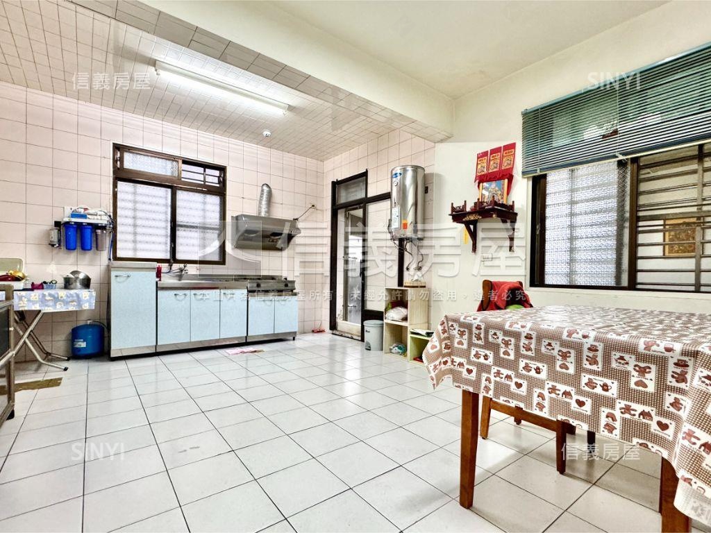 旗山市區有車庫透天房屋室內格局與周邊環境