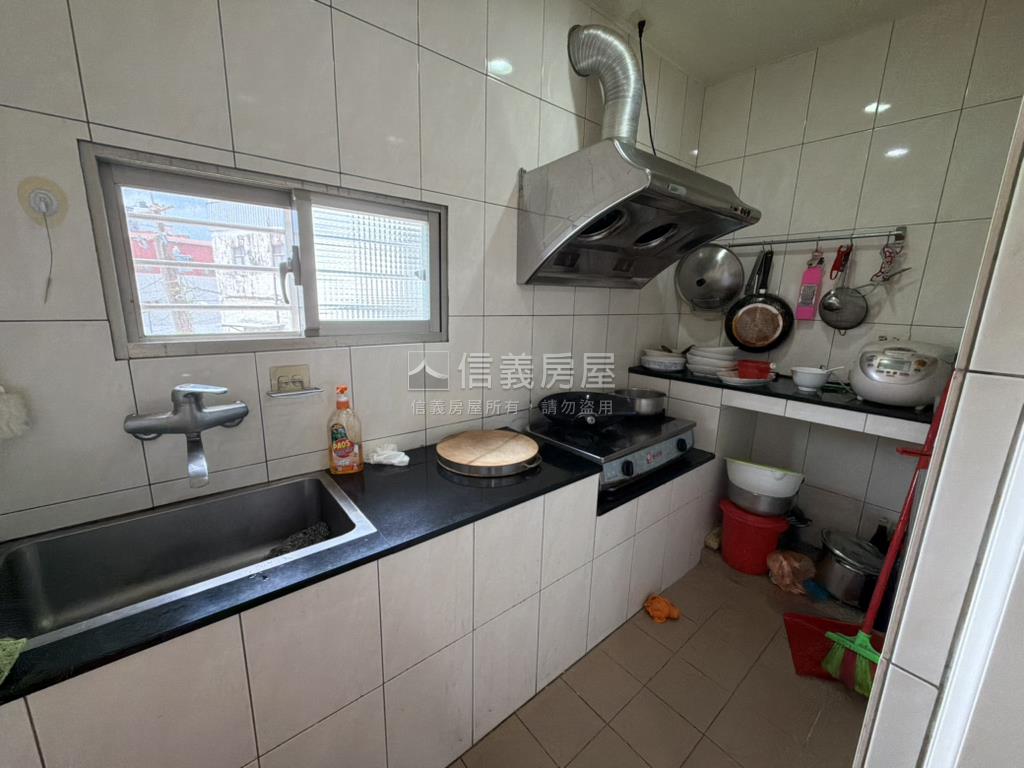 信義路二樓房屋室內格局與周邊環境