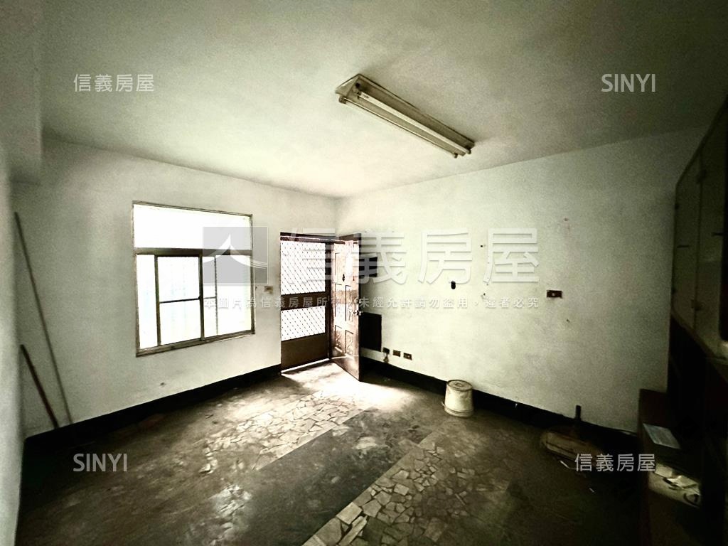 鳳翔前巷後路車庫透天房屋室內格局與周邊環境
