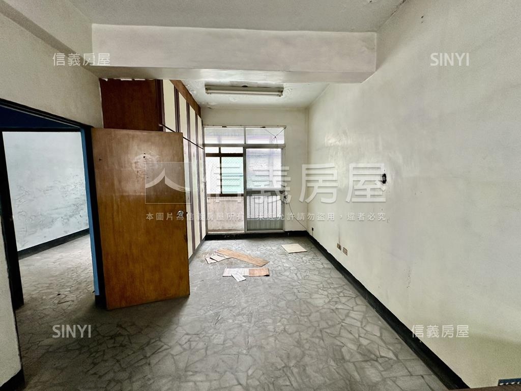 鳳翔前巷後路車庫透天房屋室內格局與周邊環境