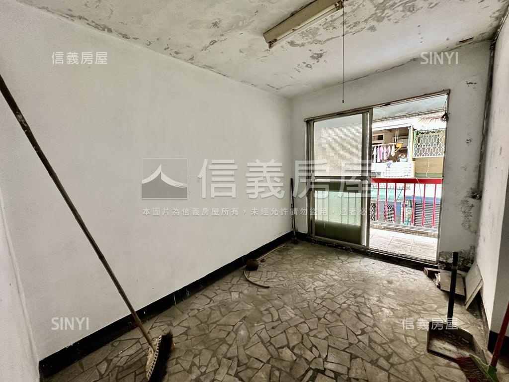 鳳翔前巷後路車庫透天房屋室內格局與周邊環境