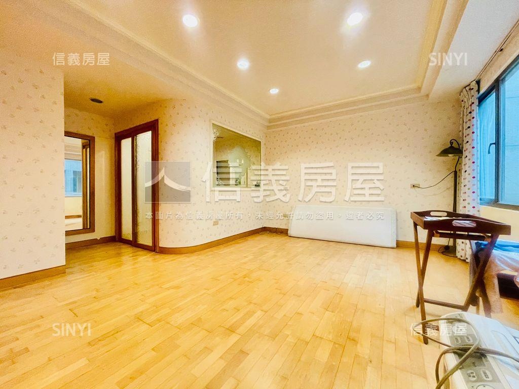 市中心尊龍朝南車墅房屋室內格局與周邊環境