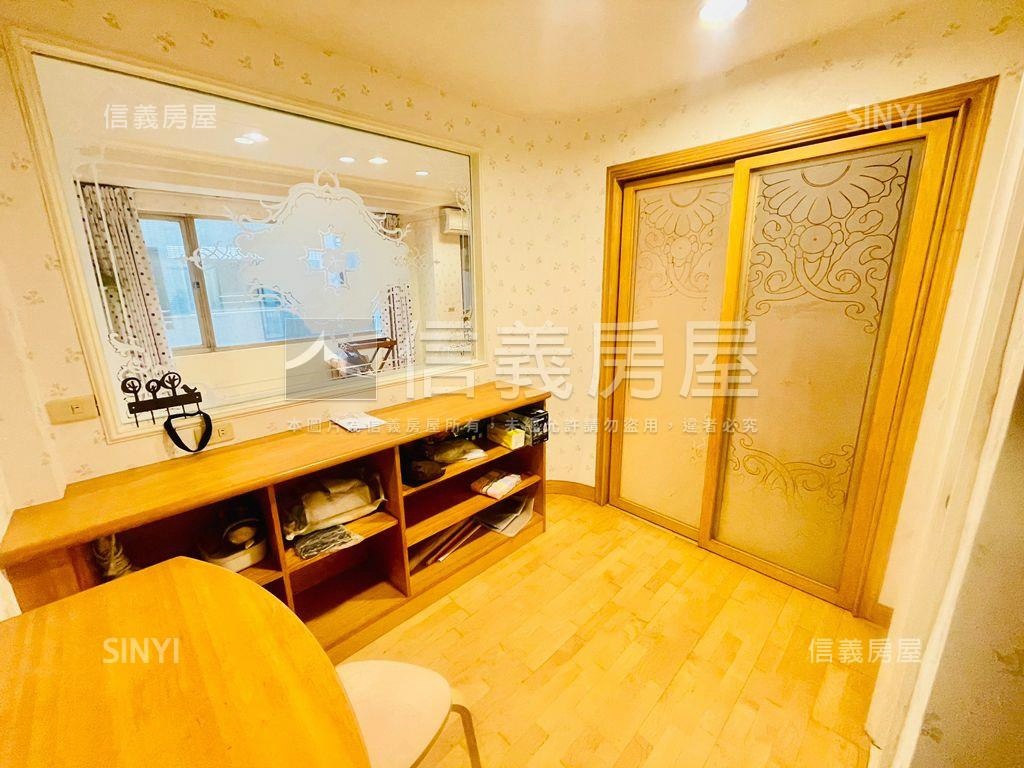 市中心尊龍朝南車墅房屋室內格局與周邊環境