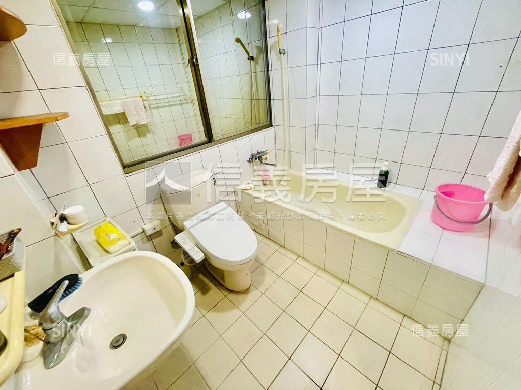 市中心尊龍朝南車墅房屋室內格局與周邊環境