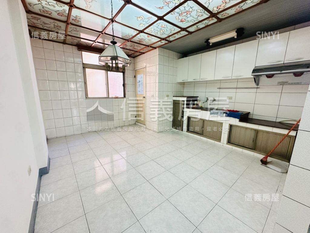 大灣商圈邊間採光孝親車墅房屋室內格局與周邊環境