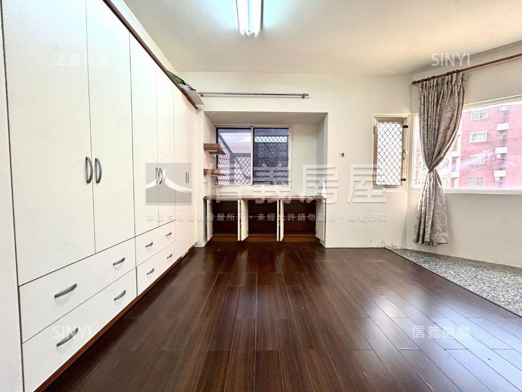 三鐵共站鄰公園大三房車位房屋室內格局與周邊環境