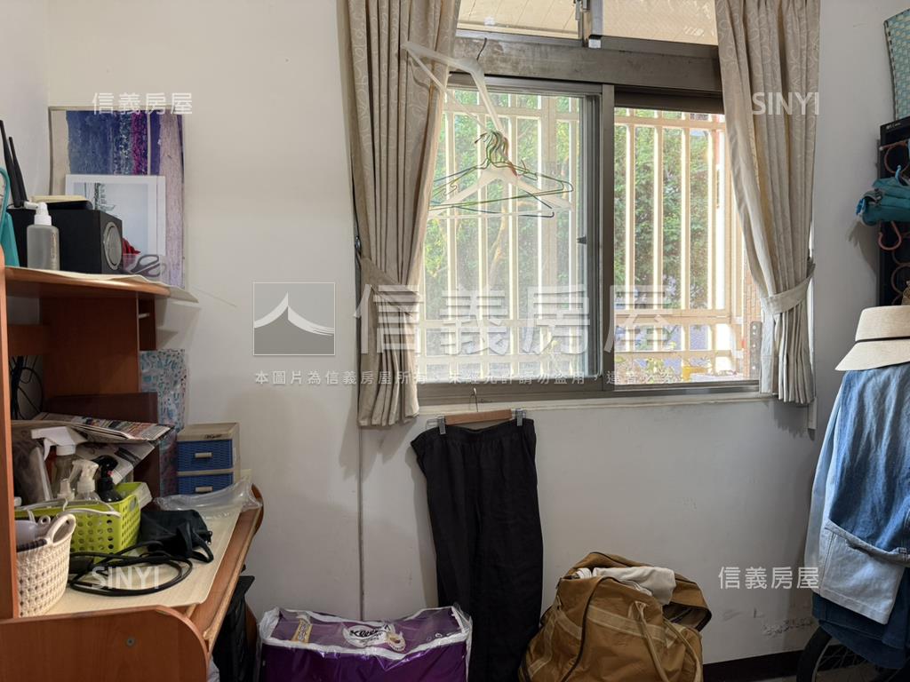 秀山國小臨馬路二樓房屋室內格局與周邊環境