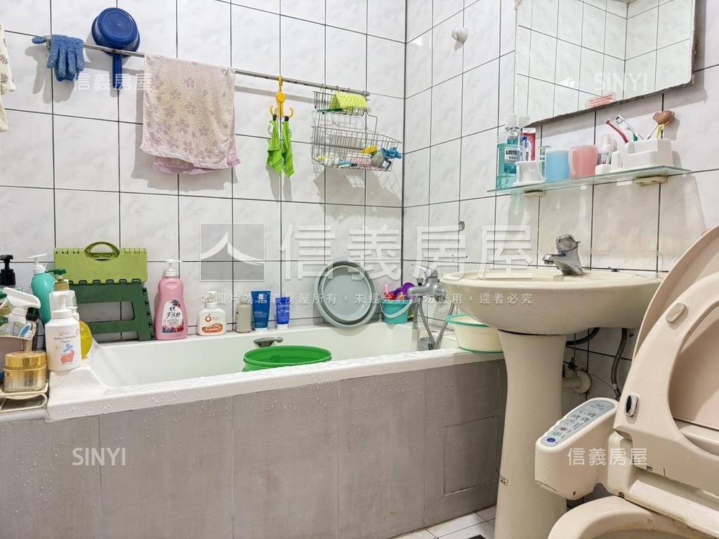 秀山國小臨馬路二樓房屋室內格局與周邊環境