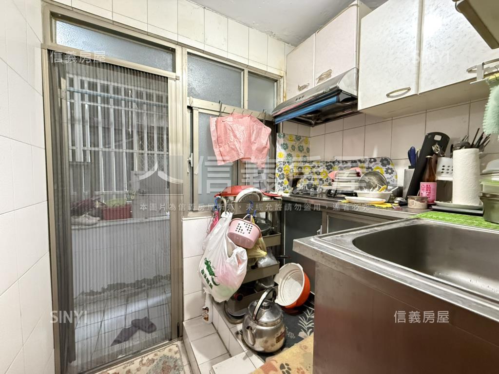 秀山國小臨馬路二樓房屋室內格局與周邊環境