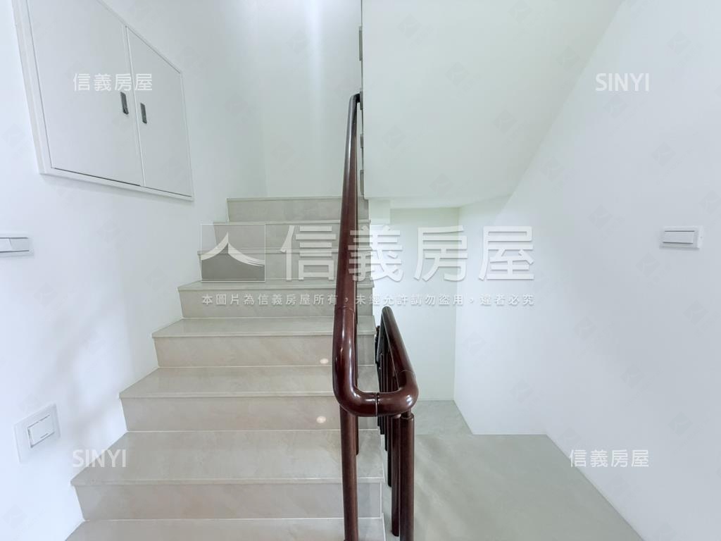 東區屋齡約十年雙車店墅房屋室內格局與周邊環境