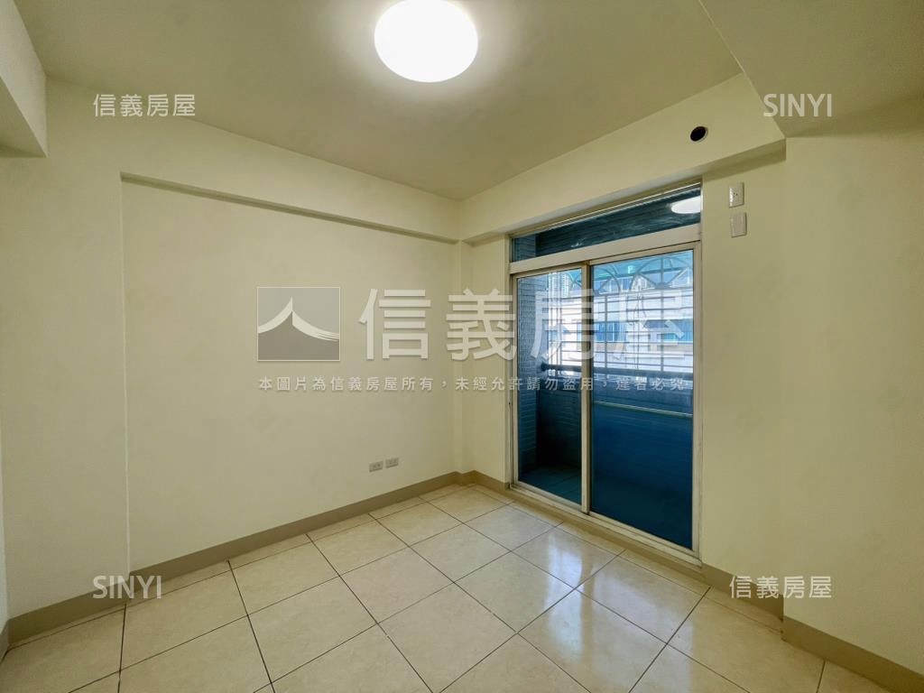 頂新特區．面寬車庫透天房屋室內格局與周邊環境