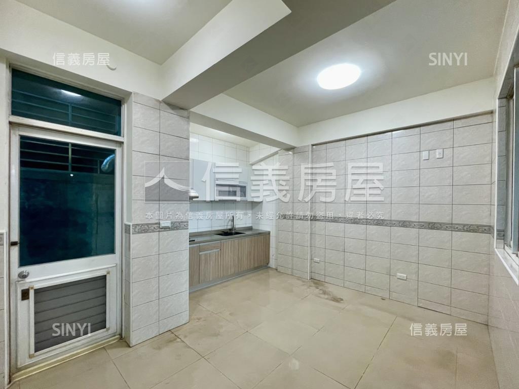 頂新特區．面寬車庫透天房屋室內格局與周邊環境