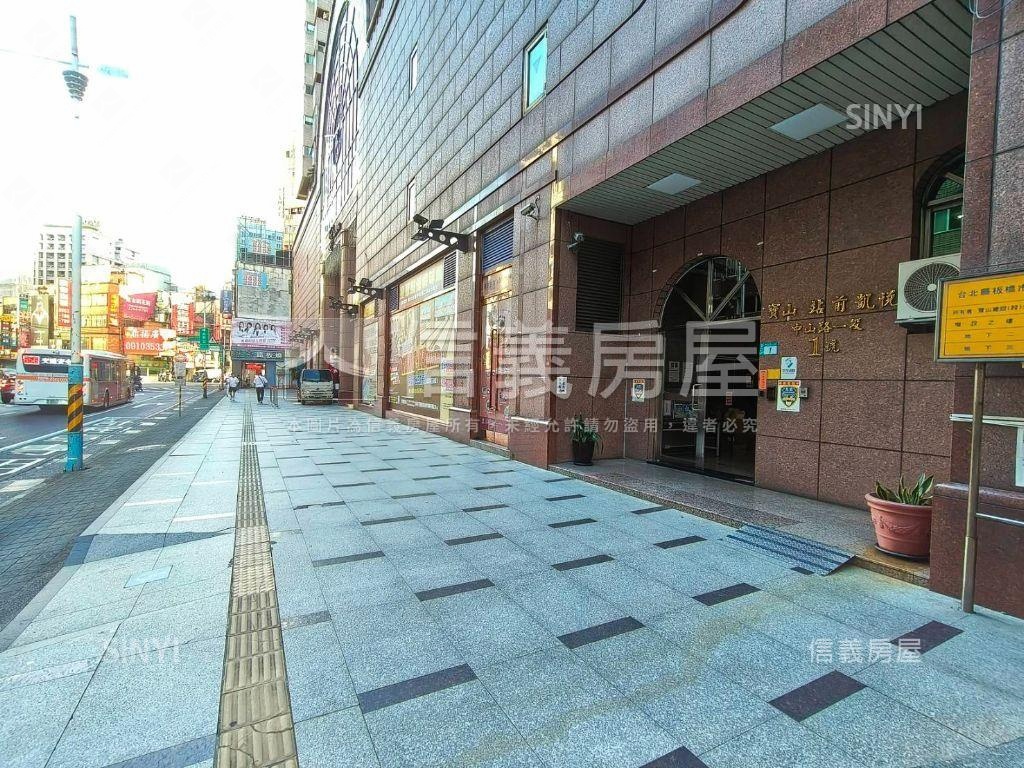 近府中捷運★站前凱悅挑高房屋室內格局與周邊環境